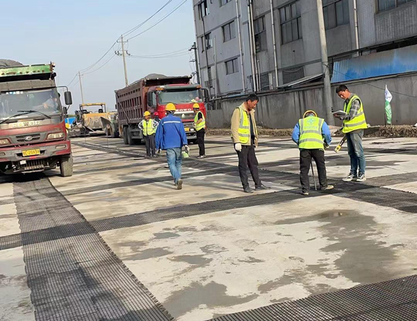 兴山老材料的新故事:玻璃纤维土工格栅如何在‘白改黑’浪潮中重获新生?